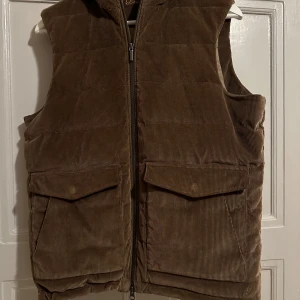 Brun manchester väst från Stenströms - Säljer en snygg brun manchester väst från Stenströms. Perfekt för höst och vår, Västen är i mycket bra skick, skriv om ni har frågor, pris aldrig hugget i Sten