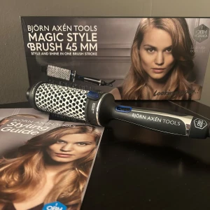  Björn Axén borste OANVÄND!!! -  Säljer min helt nya oanvända Björn Axén Magic style brush 45 mm. Jag säljer eftersom Den inte kommer till användning så mycket. Sjukt bra borste funka på alla hårtyper originalpriset är 799kr💕