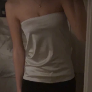 Vit tubtopp - Jättefin glansig topp som kommer i mycket bra skick och inga synliga defekter❤️pris kan diskuteras!