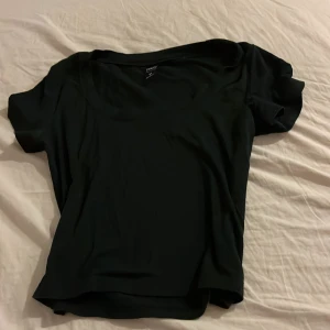 Croppad svart tröja - Säljer en svart croppad tröja från SHEIN i stl S, men den passar som en XS💘 Kontakta vid intresse 