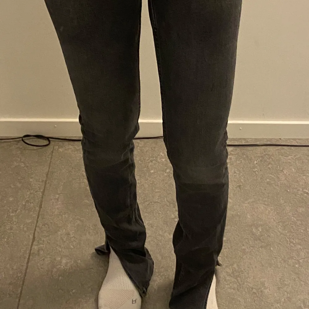 Säljer ett par svarta skinny jeans i mycket bra skick. Som här ett slite nerifrån. De är högmidjade och har en snygg, tight passform som framhäver figuren. Perfekta för både vardag och fest! 🖤. Jeans & Byxor.