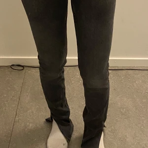 Svarta skinny jeans - Säljer ett par svarta skinny jeans i mycket bra skick. Som här ett slite nerifrån. De är högmidjade och har en snygg, tight passform som framhäver figuren. Perfekta för både vardag och fest! 🖤