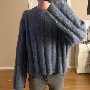 Blå stickad tröja från Weekday - Mysig blå stickad tröja från Weekday i storlek XS. Mycket fint skick!!