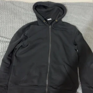 tröja med dragkedja - Säljer riktigt fint tröja med dragkedja med högt kvalitét. 10/10 oanvänd. 