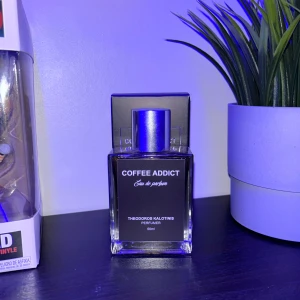 Theodoros kalotinis coffee addict - Säljer min Theodoros Kalotinis Coffee Addict 50ml och jag har bara sprejat den ett fåtal gånger därför är den så gott som ny. Det är en verklig caramel kaffe doft. Parfymen skickas i parfymkartongen.