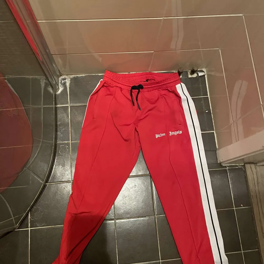 Säljer min helt nya Palm angels tracksuit, för liten för mig, jätte bra skicka, storlek S/M, köpt ungefär 3 mån sen . Sportswear.