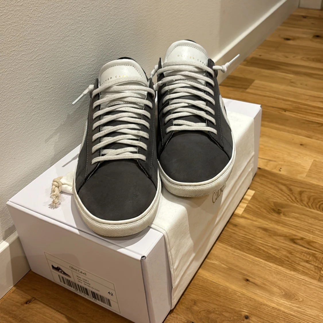 Grå och vita sneakers från Oliver Cabell - 91