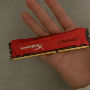 HyperX Savage RAM-minne - Säljer tre stycken HyperX Savage RAM-minnen. De är röda med en snygg design och har texten 'SAVAGE' tryckt på sidan. Perfekt för att uppgradera din dator och få bättre prestanda. De är i bra skick och redo att användas. Passa på att ge din dator en boost! (1st 250kr)