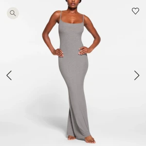 SKIMS soft lounge slip dress  - Klänning från Skims i ett otroligt följsamt och mjukt material. Mycket fint skick! 