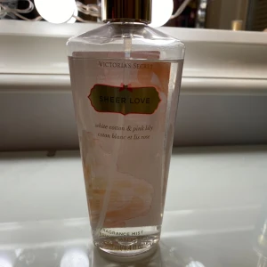 Victoria secret parfym sheer Love - Än knappt använd Victoria secret parfym, med den förra förpackningen. Säljer då den inte har kommit till så mycket användning.