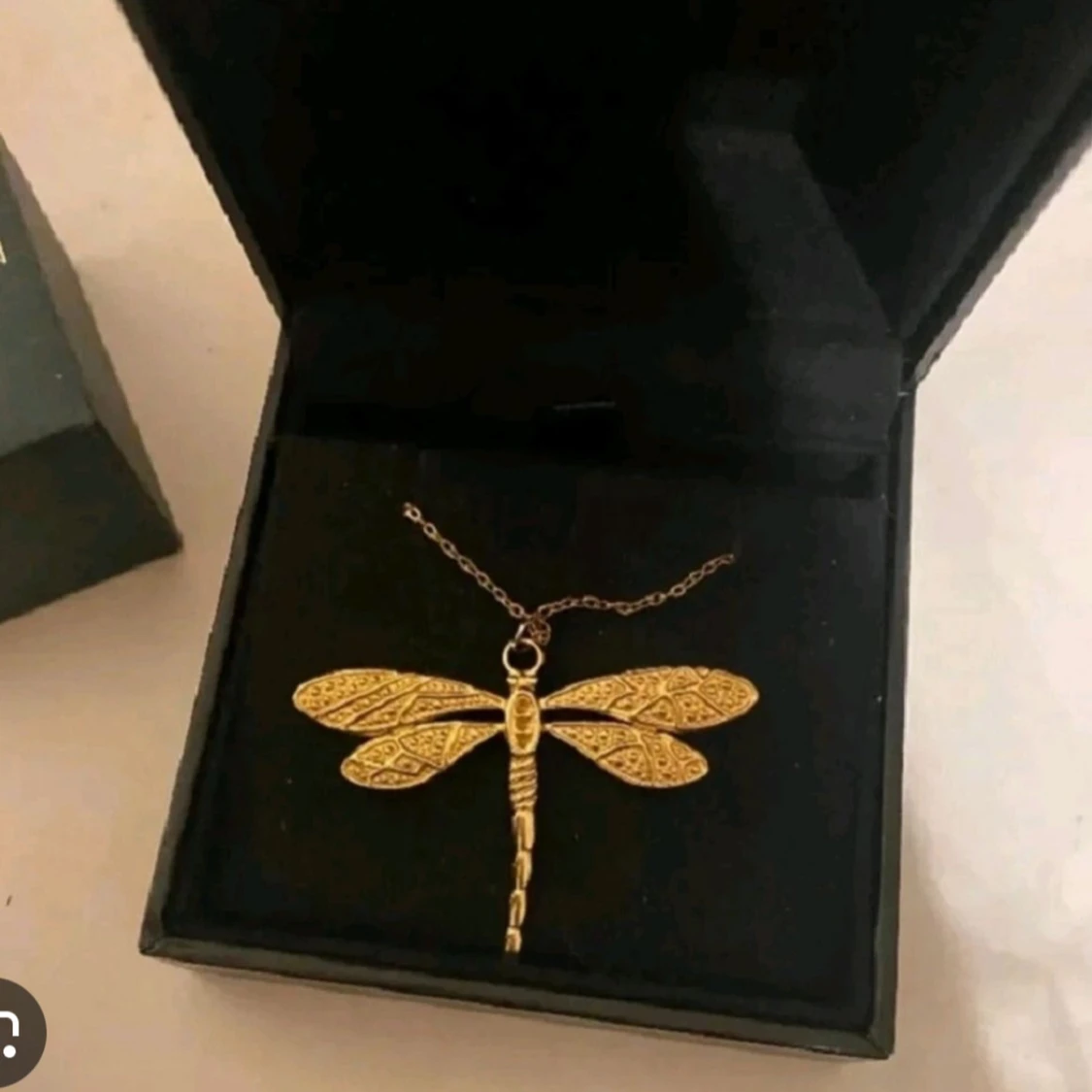 Guldhalsband med trollslända