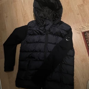 Cp company cardigan  - Mörkblå cp company cardigan/jacka/kofta i fint skick. Enda som är slitet är märket som har en spricka i sig annars som ny. Den är storlek M 