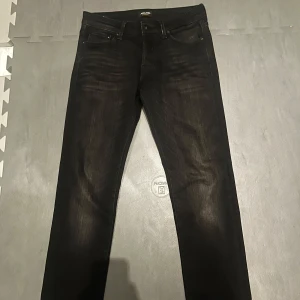 Svarta jeans - Säljer ett par svarta jeans från Jack & Jones. Modell Glenn som sitter lite tajtare. Skön wash