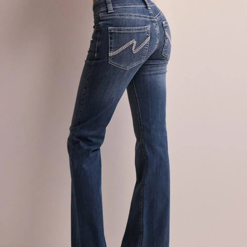 Helt oanvända lågmidjade bootcut jeans från Nelly i strl 34. Hör av dig vid intresse av fler bilder!. Jeans & Byxor.