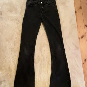 Grå flare jeans - Säljer mina ”tvättslit färgade” svarta jeans!💞Midjemått rakt av= 34, innerbenslängd= 76  😍Flare, low/ mid waisted, s 36 men skulle säga att de ärr små i storleken och passar 34 oxåå!! 🫶🏾 Jeansen är väl andvändna och lite ” slitna” som man ser på b 3 där den svarta lackan skaft bort och sömmen gått lite sönder(därav priset) men inga skadliga defekter på jeansen! 💘💗