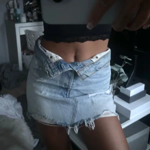 Levis jeanskjol - Trendig och jättesnygg jeanskjol från Levis med slitningar i den perfekta ljublå färgen. Använd några fåtals gånger men har inga tecken på det. I storlek 24,  jag är en xs/s så skulle säga den passar er i samma storlek.💙