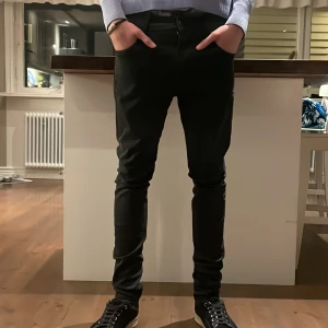  Replay jeans  - Säljer min svarta replay jeans i perfekt skick pris 399kr priset är inte skrivit i sten, Hör av er för flera frågor 