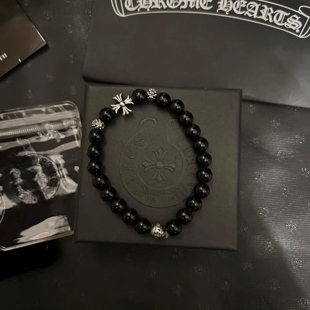 Snyggt svart pärlarmband från Chrome Hearts med svarta pärlor och detaljer. Armbandet har en cool korsdetalj som ger det en unik stil. Perfekt för att användas varje dag! Skriv vid frågor och funderingar ;D 😎. Accessoarer.