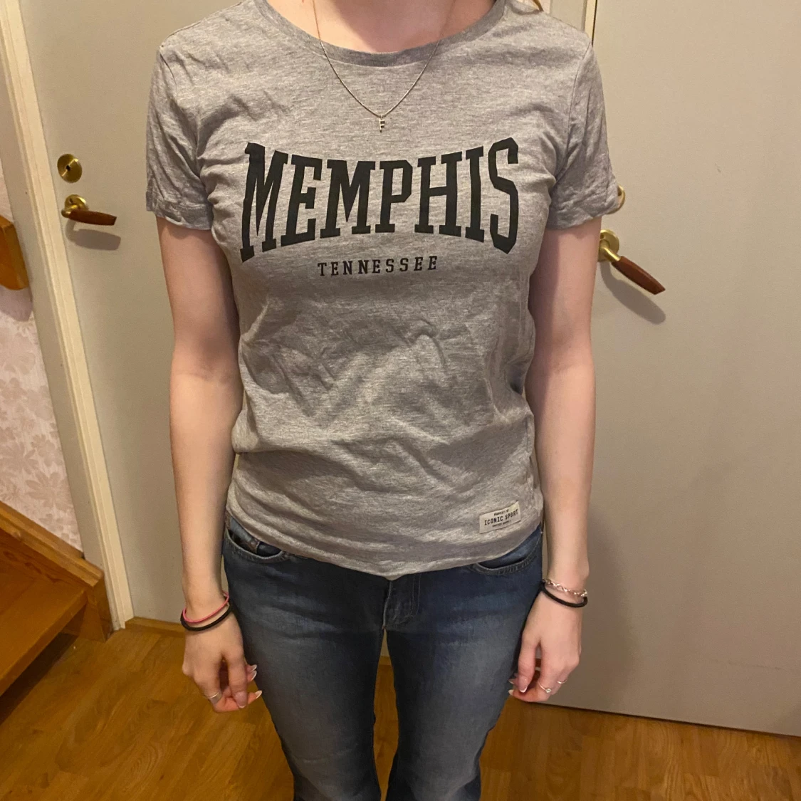 Grå t-shirt med Memphis-tryck