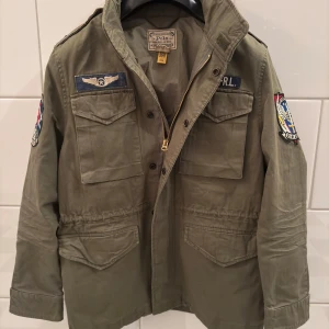 Ralph Lauren safari jacket - Säljer denna populära jacka från märket Ralph Lauren, riktigt snygg och sitter väldigt bra. Nypris ligger runt 5000kr, Skulle säga att den passar någon runt 170-180 Det är mycket bra skick på jackan. Hör av er vid intresse✌🏼