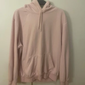 Ljusrosa hoodie - Säljer min ljusrosa hoodie som är använd men i bra skick! Den är i storlek M så sitter oversised på mig som vanligtvis brukar ha S så passar S-M skulle jag säga💕