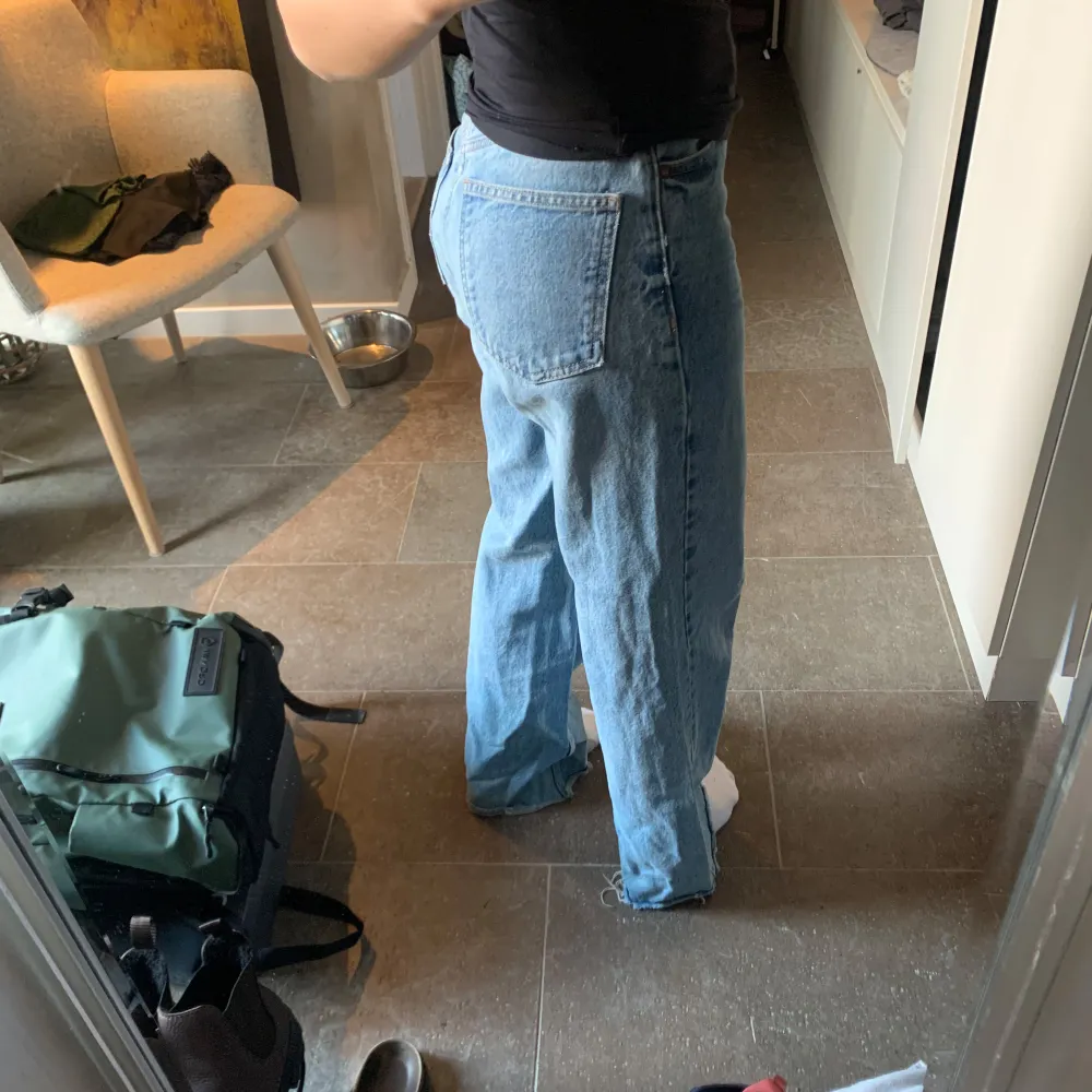 Säljer ett par klassiska blå jeans från Zara i storlek EUR 34. Högmidjade och avklippta för perfekt längd för mig som är 163. Jeans & Byxor.