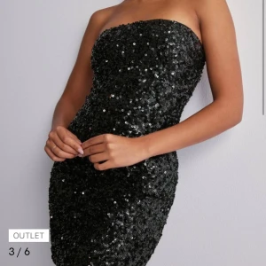 INTRESSEKOLL på min paljettklänning - Snygg svart axelbandslös klänning täckt med glittriga paljetter. Perfekt för fest eller nyår! Den har en tight passform som framhäver figuren och är i mycket bra skick. Klänningen är kort och ger en glamorös look. ‼️Slutsåld på hemsidan