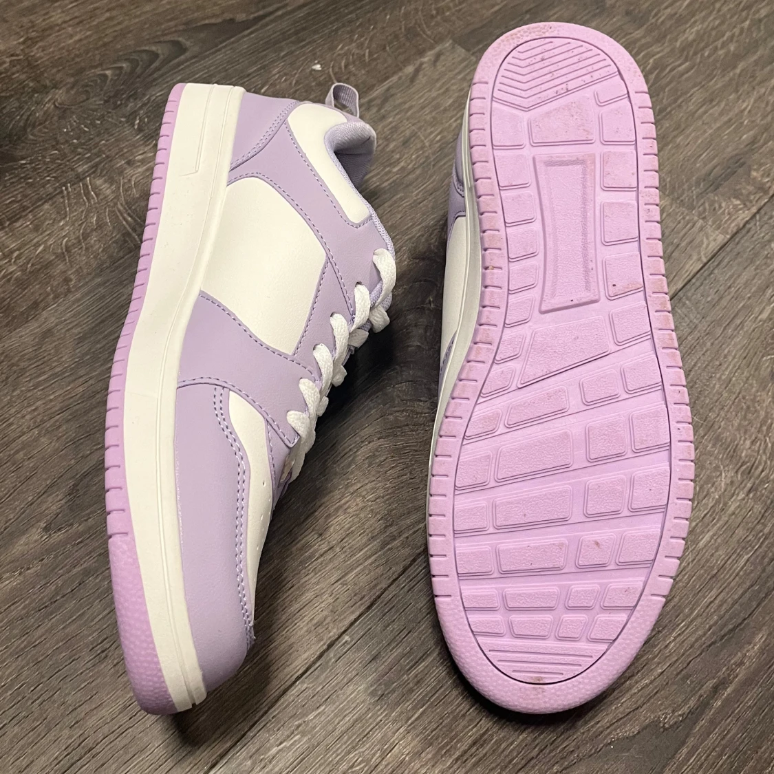 Lila och vita sneakers - 92