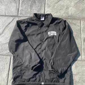Billionaire boys club jacka  - Tjena säljer min riktigt feta billionaire boys club jacka för jag inte använder den längre. Storlek: L Skick: 8/10 Om du har några frågor, funderingar eller vill ha fler bilder så är det bara att skriva till mig.