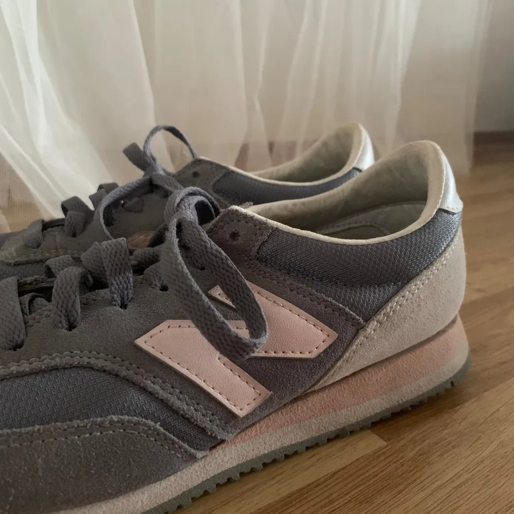 💗New balance skor i strl 39! 🖤Fint skick, finns någon enstaka liten fläck som säkert går att tvätta bort  #newbalance. Skor.