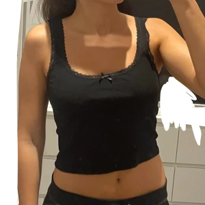 Svart topp - Säljer detta linne, använt ändå en hel del förr speciellt under 2020 och under. Nu kommer den aldrig till användning.  Skriv för mer info eller bilder! 