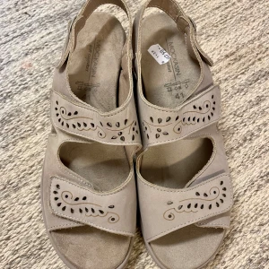 *NY*Soft Comfort Mockasin Sandaler i stl 41, Presenttips !  - MOCKASIN Soft Comfort Sandal är tillverkade i mjukt skinn och med hög komfort. Sandalerna arbetar med fotens naturliga rörelse. En stabil sandal,  Innersulan är ergonomisk uppbyggd vilket gör den skön att gå i hela dagen.  Innermått 26,5 cm. 