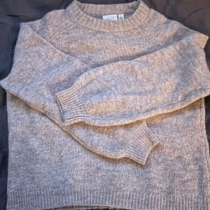 beige stickad vila tröja - Beige stickad tröja från vila i S, använd några få gånger annars så gott som ny!