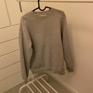 Grå Sweatshirt Yoke - Skön och stilren sweatshirt från YOKE, perfekt till höst o vinter! Hör av er vid frågor eller funderingar!