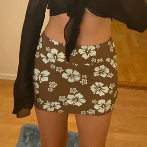 H&m Strand kjol - Säljer denna gulliga strand kjolen med blommigt mönster. Super tropisk och perfekt till semester. Köpte för 200kr