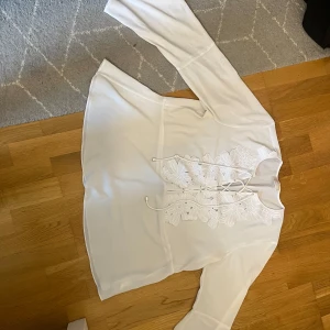 Michael kors blus - Fin michael kors blus i ny skick, säljer den för att den inte kommer till användning💞dock är lappen med storleken av men det är M.