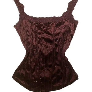 Linne - Tröjan är en mörk lila/röd färg med glitter detaljer på sig, perfekta party toppen!💗 Använt fåtal gånger