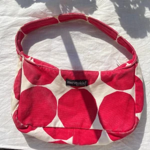 Marimekkoväska - Superfin och unik marimekko- axelremsväska! Perfekt storlek på en lite mindre väska som passar snyggt till allt👌👌👌 