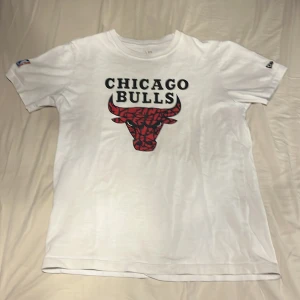 Chicago bulls t-shirt  - 7/10. Skick tjockt material (bra kvalitet) skriv vid frågor eller funderingar 