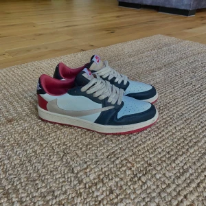 Jordan 1 Low Travis Scott  - Säljer dessa Jordan 1 Low Travis Scott då de inte passade mig. De är helt nya och oanvända, skick 10/10. Priset är spikat i sten. Hör av er vid fler funderingar / bilder 😄