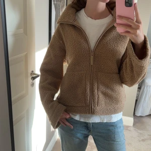 Teddy jacka 💗 - Säljer super fin slutsåld teddyjacka. Perfekt till hösten🍂💗