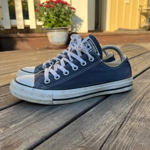 Låga converse skor - Säljer ett par låga mörkblåa converse skor som har använts sparsamt 