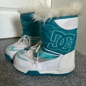 mcbling dc vinter boots - ✰*฿✩‧₊˚ läs gärna köpvillkoren innan köp  ✰ DC vinterskor i storlek 39, är i gott skick! har använts så finns små fläckar här och där men annars i väldigt sparsamt skick <3 perfekt till hösten & vintern! ✰ skriv vid frågor💋