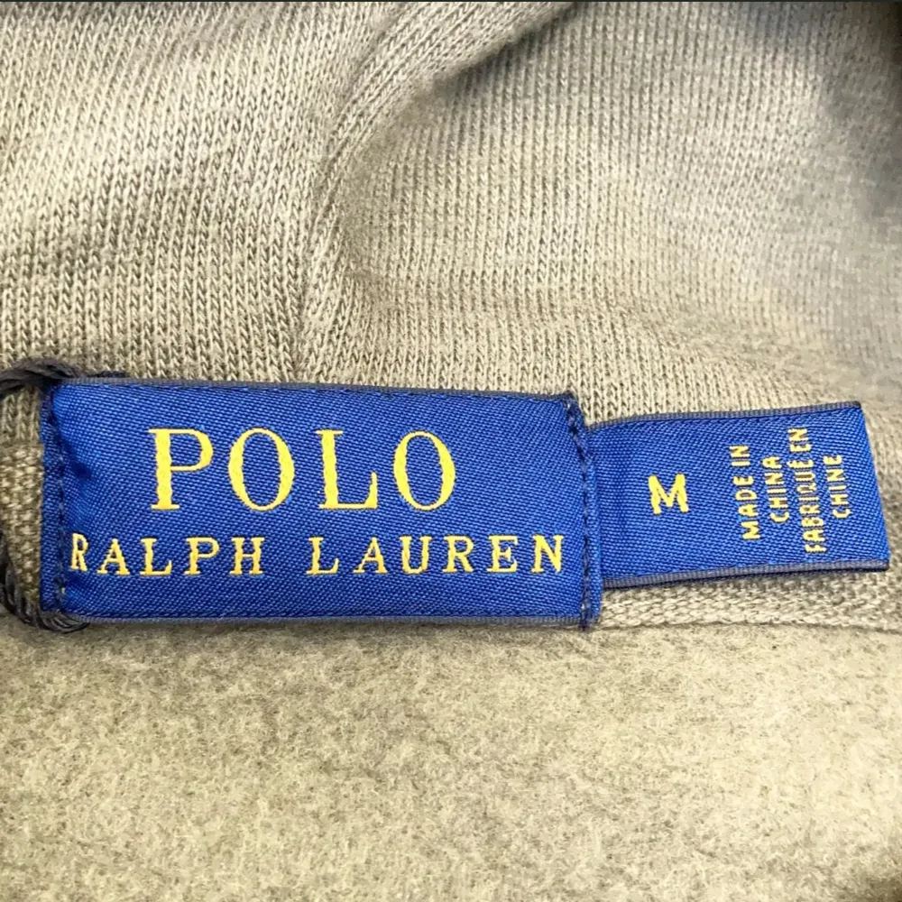 Säljer min Polo Ralph Lauren zip i då den har blivit för liten, den är i bra skick, använd sparsamt, inga skador Färg: mörkgrön Storlek: M  Pris kan diskuteras vid snabb affär, slå iväg ett pm för fler frågor. Hoodies.