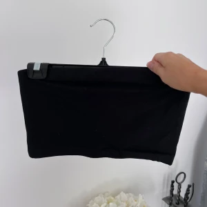 Svart tubtopp - En svart tubtopp i storlek M från Lager157 🩷Passar mig bra som har S. Stretchig och använd ca 3 gånger!  Längd: 20 cm Byst: 67 cm
