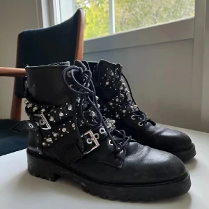 Zara boots stövlar - säljer nu de populära zarastövlarna med nitar, storlek 39 men passar bra på mig som är 38💗bara använt de en gång! perfekta till hösten 