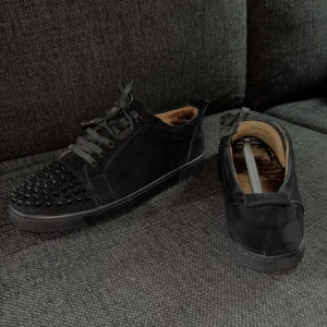 Christian Louboutin - Louboutin skor i fint skick, alla nitar sitter kvar, inga skador på mockan, skorna är även ny tvättade och mockan har fått tillbaka sin fluff, sulorna är lite sletna som ni kan se på bilden, därav det billiga priset!