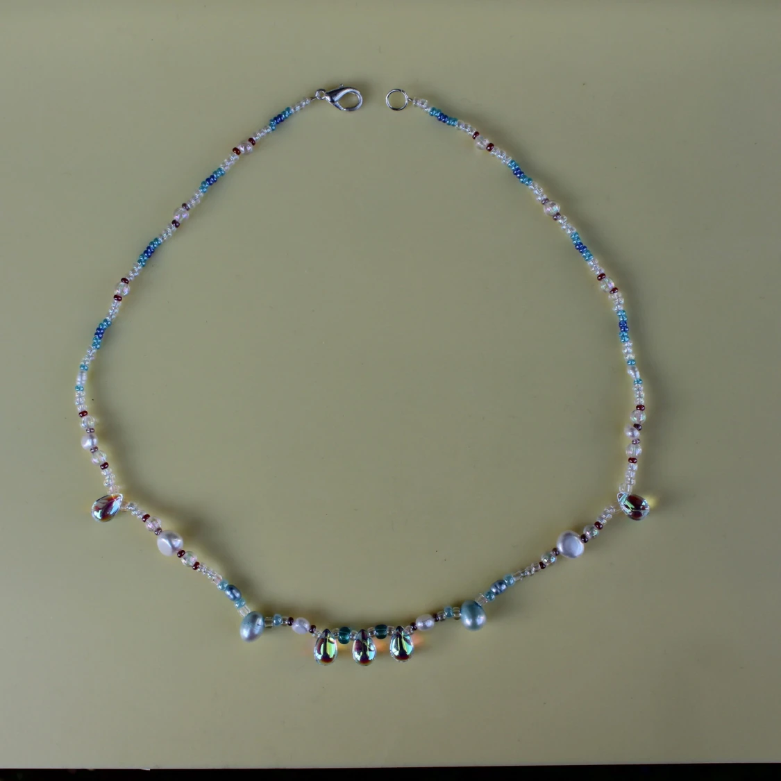 Färgglatt pärlhalsband med skimrande detaljer - 90