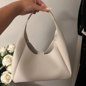 MANGO VÄSKA  - Helt oanvänd krämvit väska från mango 