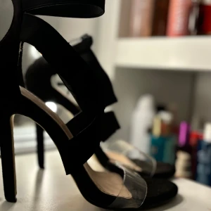 Heels  - Jättefina festliga klackar. Storlek 37 men passar 38 också.  Ställ hjärna frågor🌸☺️